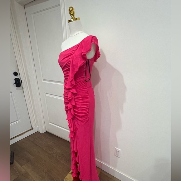 x REVOLVE Imogen Gown in Hot Pink
MICHAEL COSTELLO - Picture 4 of 6